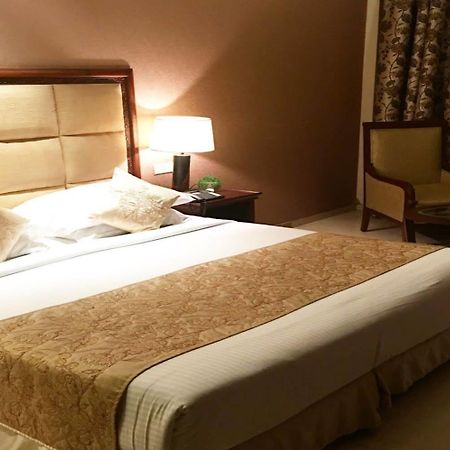 Godwin Hotel Meerut Eksteriør billede