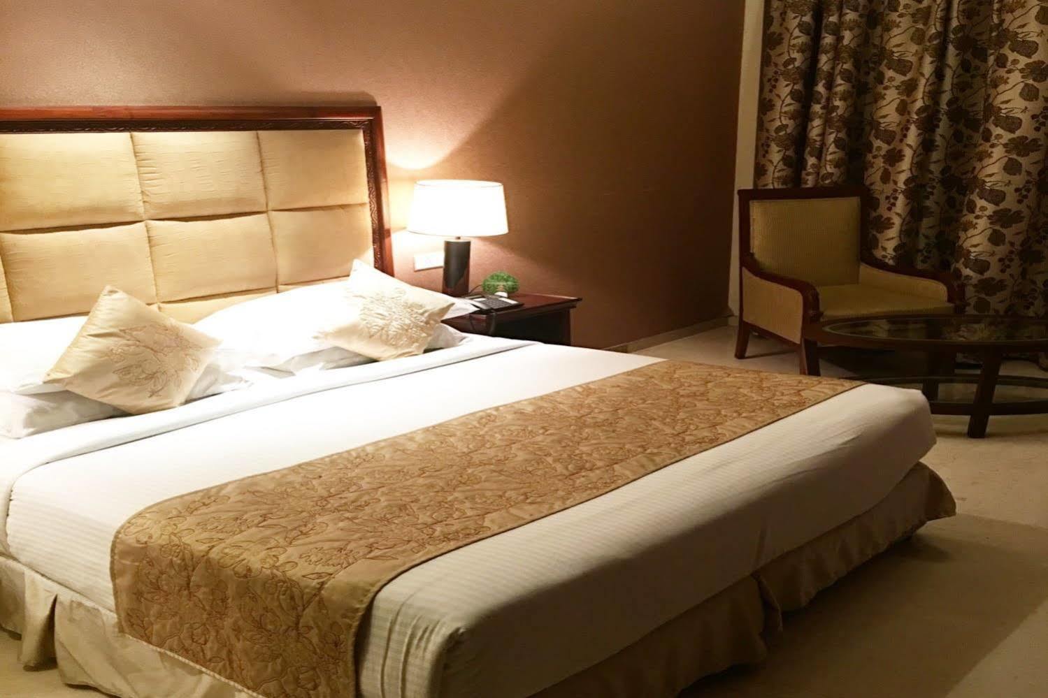 Godwin Hotel Meerut Eksteriør billede